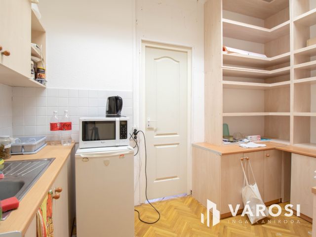 180 m2-es üzlet eladó 3 szintes irodaházzal, raktárakkal