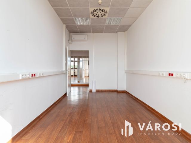 132 m2-es üzlet/bemutatóterem Csepel HÉV-állomástól 2 percre