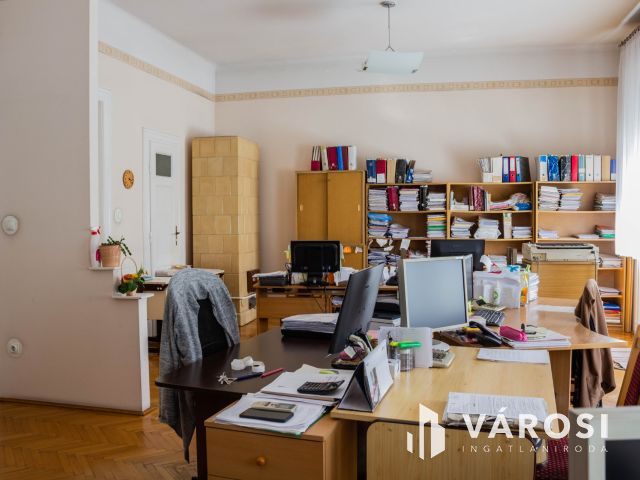 Napfényes, nagy nappalis, I. em-i , kiváló közlekedéssel