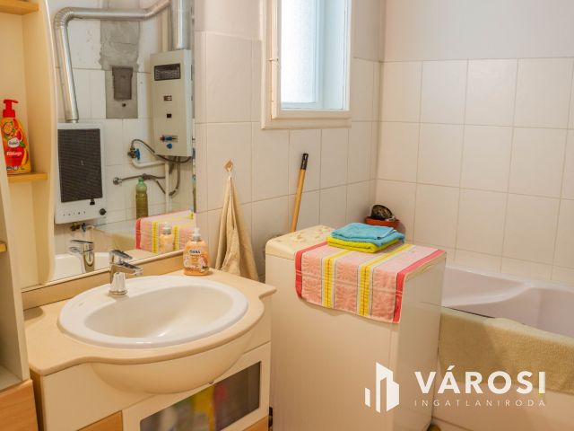 Napfényes, nagy nappalis, I. em-i , kiváló közlekedéssel
