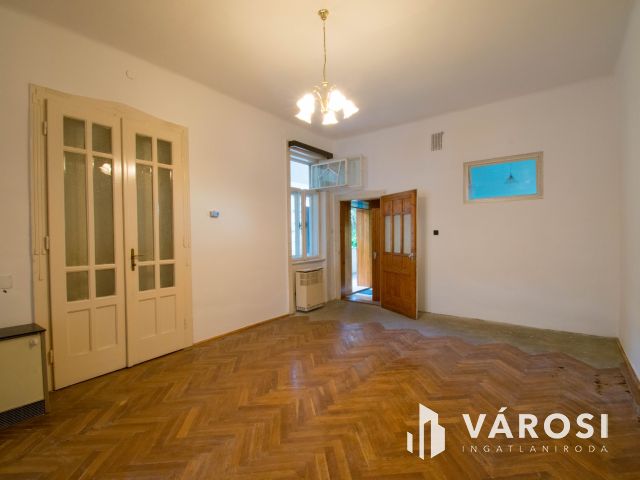 Belvárosi házrész garázzsal, a piactól pár perc sétára
