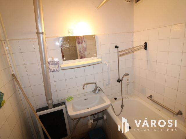 2 szobás, erkélyes, tégla lakás a Budapest körúton.