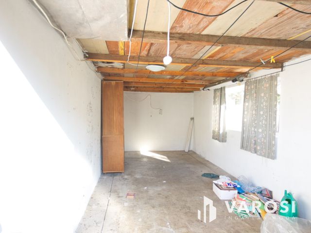 140 m2-es, felújítandó családi ház eladó
