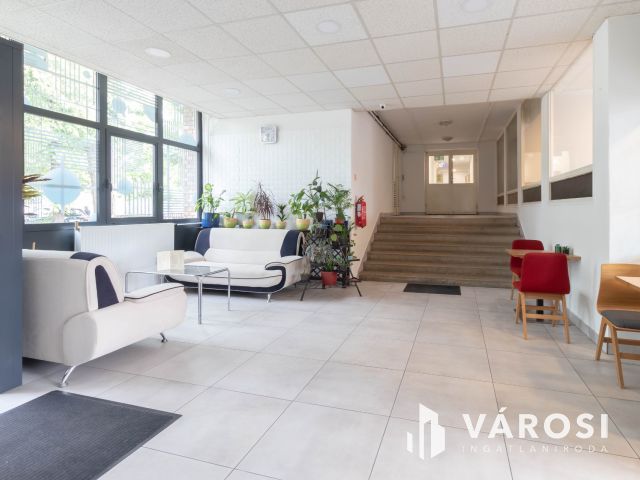 Fáy utcai irodaépületben földszinti, 16 m2-es iroda kiadó