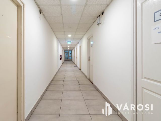 Fáy utcai irodaépületben földszinti, 16 m2-es iroda kiadó