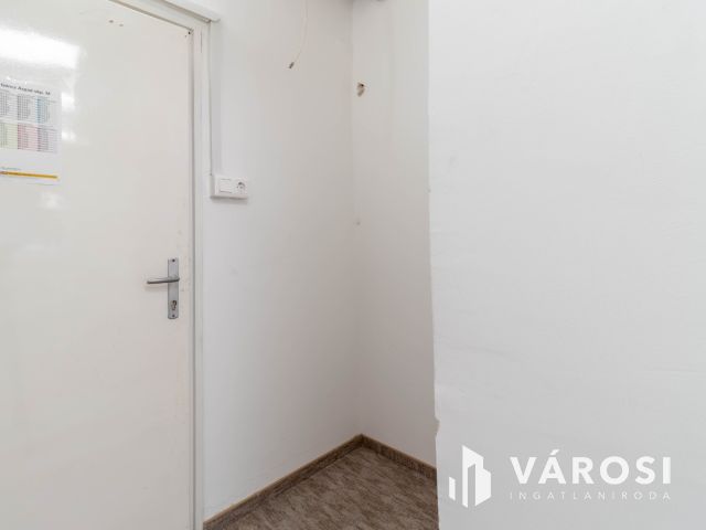 Fáy utcai irodaépületben földszinti, 16 m2-es iroda kiadó