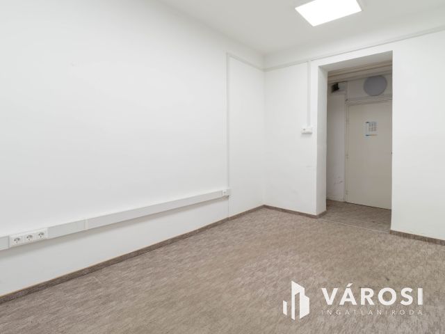 Fáy utcai irodaépületben földszinti, 16 m2-es iroda kiadó