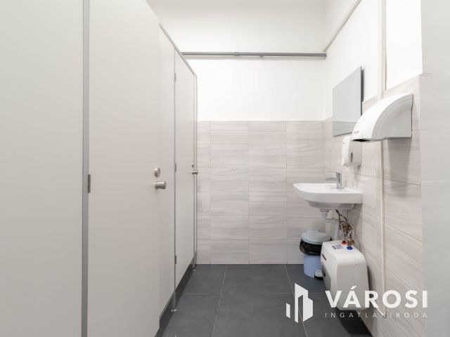 Fáy utcai irodaépületben földszinti, 16 m2-es iroda kiadó