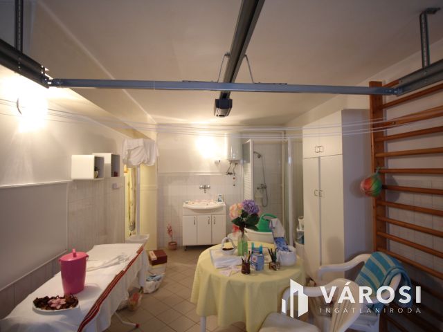 Csak a bőröndöt kell hozni.