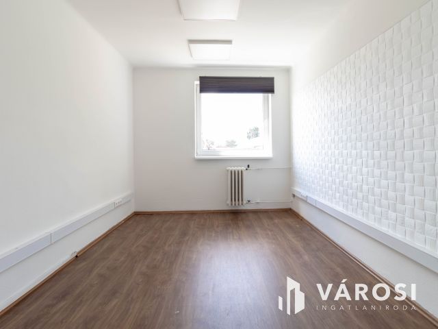 1.emeleti, 16 m2-es iroda saját minikonyhával a Fáy utcában