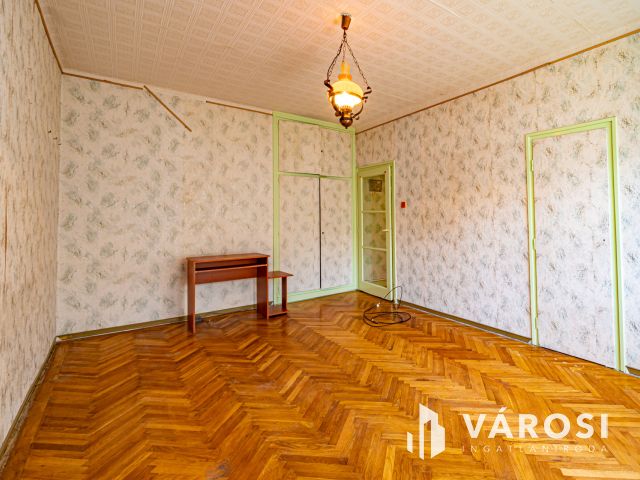 Komló szilvásban 1szobás azonnal költözhető lakás eladó