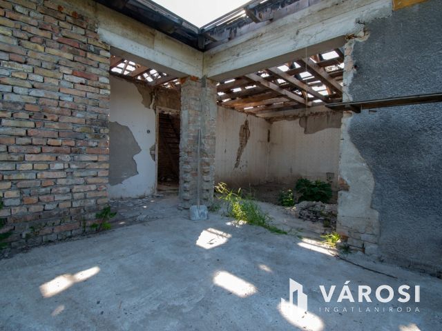 Pér központjában összközműves, szerkezetkész családi ház