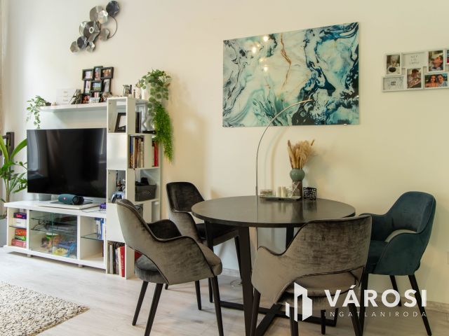Felújított, fiatalos otthon a VII. kerületben