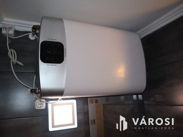 Felújított panorámás stúdió-apartman az Aranyparton eladó