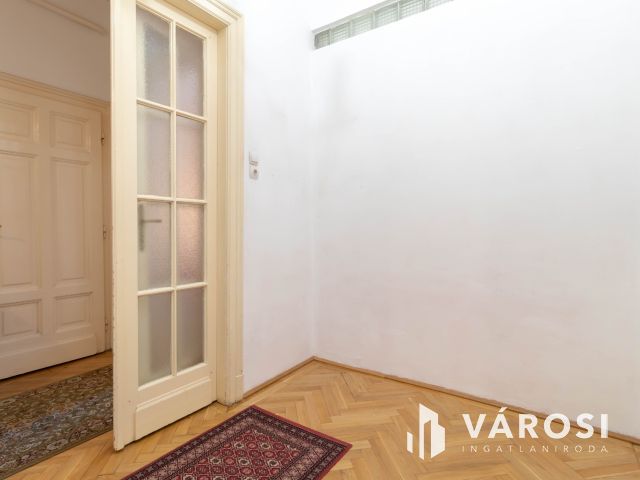 72 m2-es lakás, pár lépés a Duna, a Fővám tér, a Corvinus